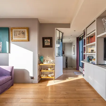 Veeve - Floating Over Apartment