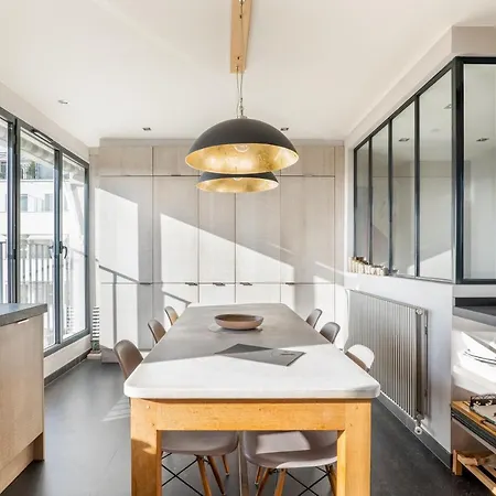 Veeve - Floating Over Apartment