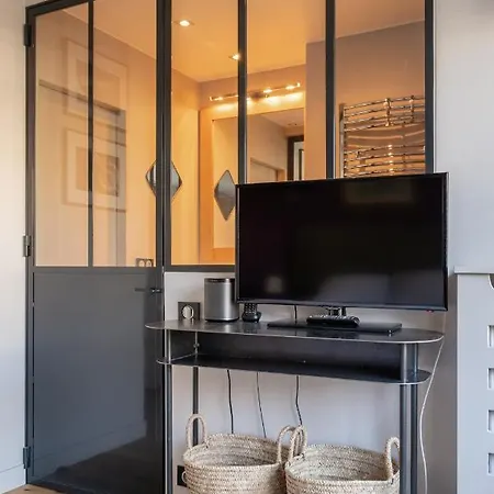 Veeve - Floating Over Apartment